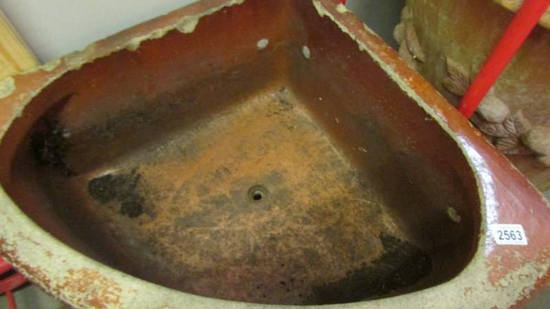 A large stoneware corner scullery sink with makers mark. (Collect only). - Image 2 of 2