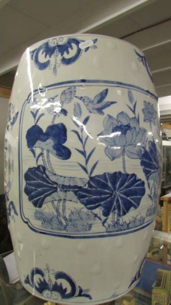 A large blue and white ceramic garden seat. - Image 3 of 3