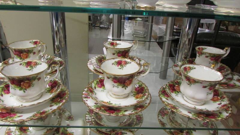 In excess of 50 pieces of Royal Albert Old Country Roses tea and dinner ware. - Image 4 of 5