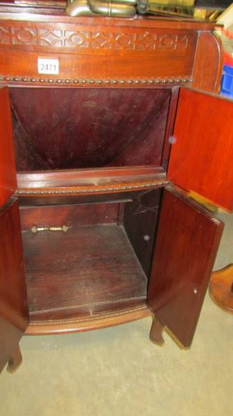 An early 20th century free standing gramaphone in elegant mahogany cabinet. - Image 4 of 4