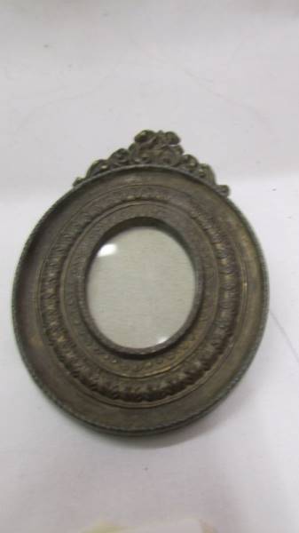 A pair of Victorian frames for miniatures and a brooch. - Image 2 of 4