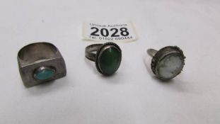 Three white metal rings including one marked 800.