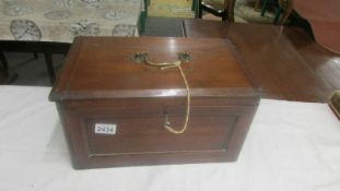 A good mahogany box with key, 40 x 25 x 22 cm.