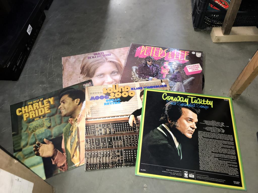 2 boxes of mixed vinyl 75 records (viewing recommended) - Image 2 of 3