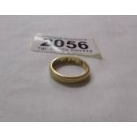 An 18ct gold wedding ring, size K half, 3.9 grams.
