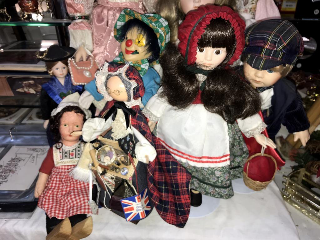 A quantity of boxed and unboxed collectors dolls - Image 4 of 4