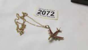 A 9ct gold airplane pendant on 38 cm chain (chain a/f). 3.8 grams.