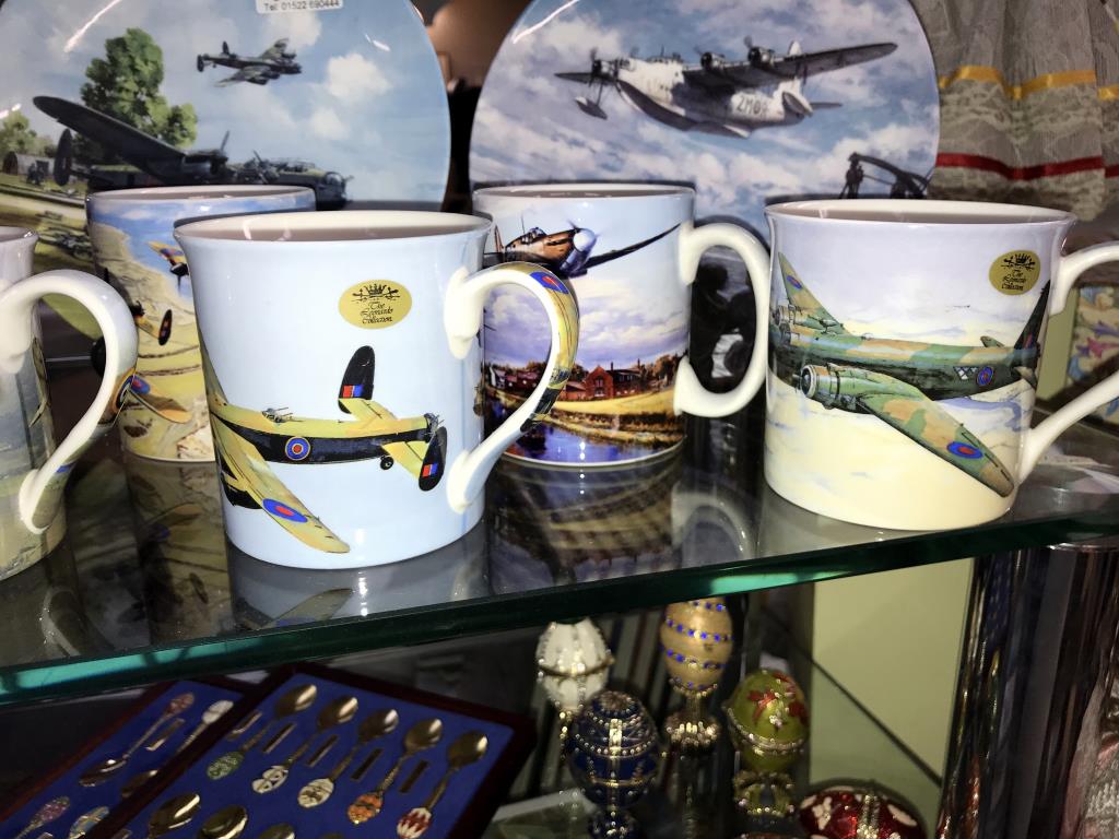 6 aircraft mugs and 2 aircraft collectors plates - Image 4 of 4