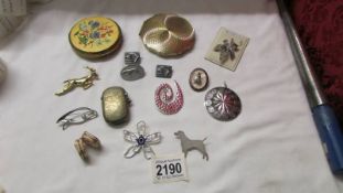 A mixed lot including Stratton compact, brooches etc.