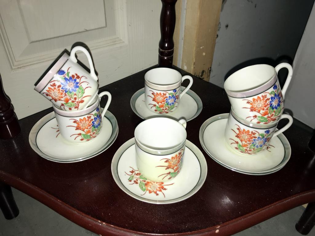 A hand painted 15 piece tea set plus a Chinese teapot and 2 cups and saucers - Image 4 of 4