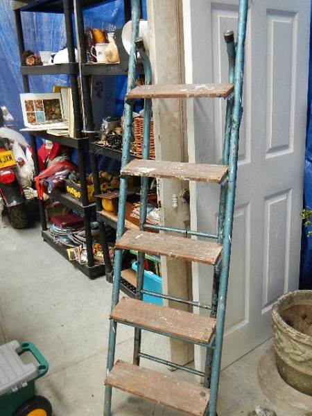 A folding work bench and a 5 tread step ladder. - Image 3 of 3