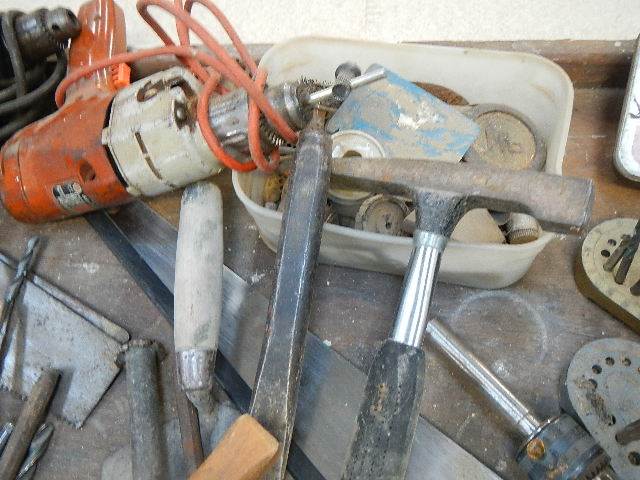 A mixed lot of tools including hammers, saws, 2 electric drills, - Image 4 of 7