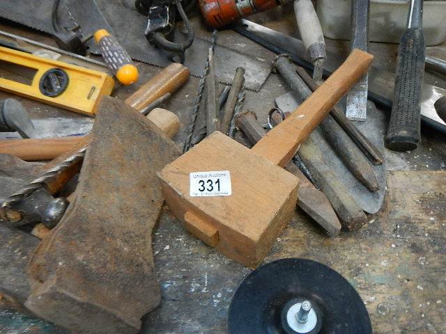 A mixed lot of tools including hammers, saws, 2 electric drills, - Image 5 of 7