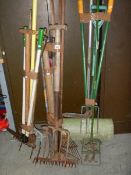 A good lot of garden tools, 4 bundles.