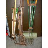 A good lot of garden tools, 4 bundles.