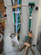 A good lot of garden tools (2 bundles).