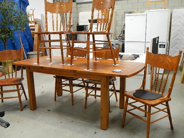 A good quality solid oak extending dining table with 6 chairs,. - Image 4 of 4