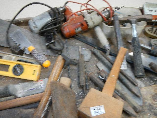 A mixed lot of tools including hammers, saws, 2 electric drills, - Image 7 of 7