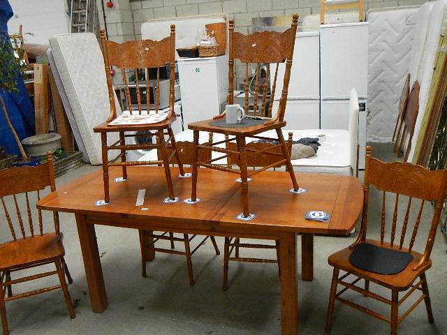 A good quality solid oak extending dining table with 6 chairs,.