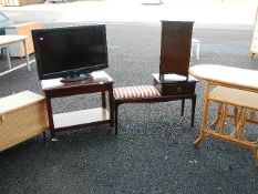 A Panasonic 32" TV, a telephone table and 3 others.