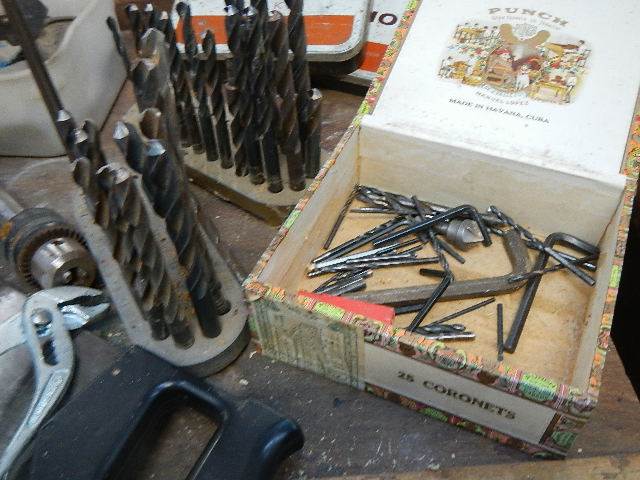 A mixed lot of tools including hammers, saws, 2 electric drills, - Image 3 of 7