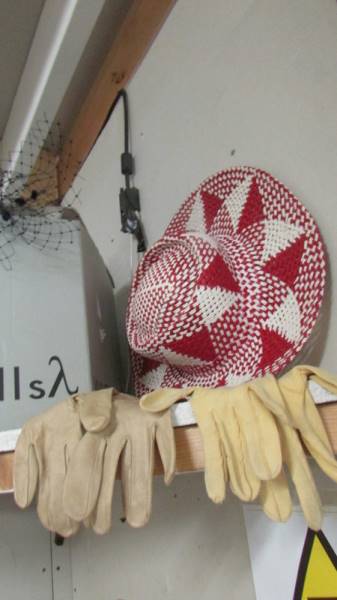 A vintage hat box, hats and gloves. - Image 2 of 3