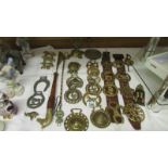 A good lot of horse brasses, toasting fork, shoe horn etc.