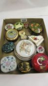 A mixed lot of trinket boxes.