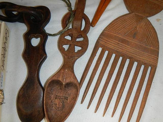 A mixed lot of wooden items including bread board. - Image 5 of 5