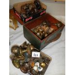 A mixed lot of old brass and other door and drawer knobs.
