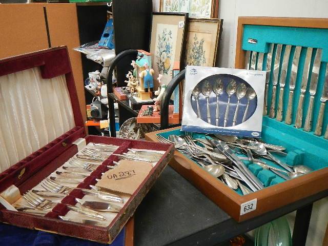 A mixed lot of cutlery including cased sets.