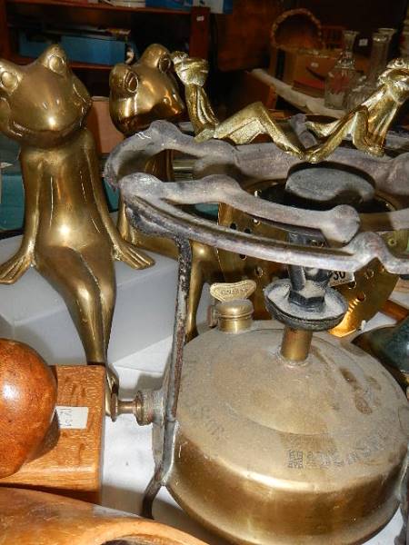 A mixed lot of brass and copper including hunting horn, primus stove, blow lamp etc/. - Image 4 of 5