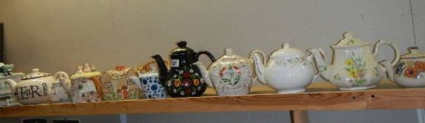 A mixed lot of teapots.