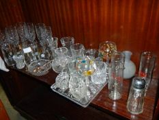 A mixed lot of glass ware.