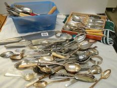 A mixed lot of cutlery.