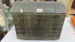 A small metal trunk, height 34 cm, Depth 26 cm, Width 39 cm.