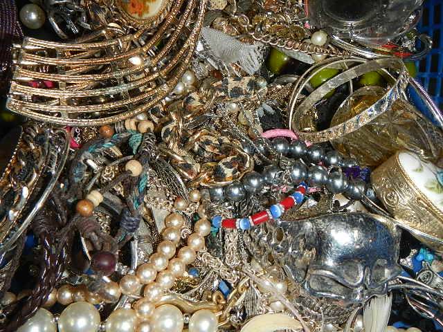 A quantity of costume jewellery - Image 5 of 5