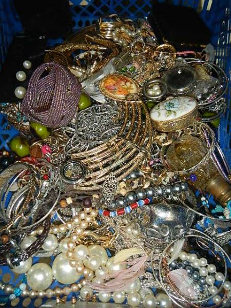 A quantity of costume jewellery - Image 2 of 5