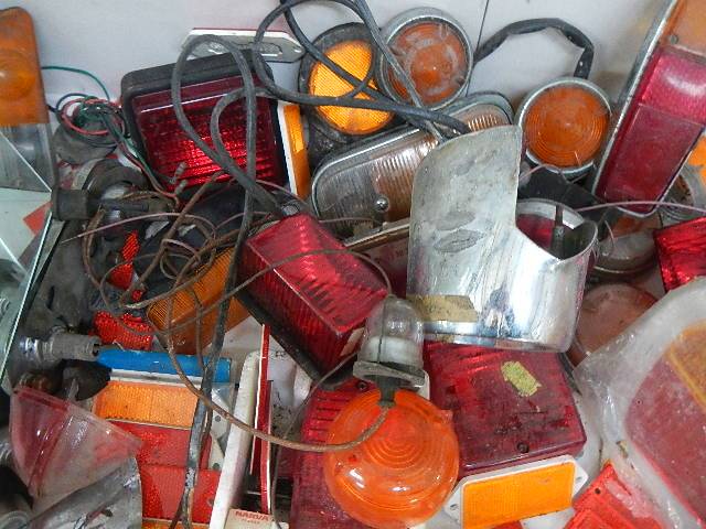 A good selection of used classic car rear light lenses and reflectors for Mini, VW Beetle etc. - Image 3 of 5