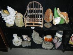 A good lot of garden ornaments on 2 shelves, in resin, stone,