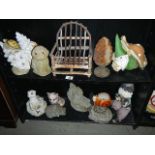 A good lot of garden ornaments on 2 shelves, in resin, stone,