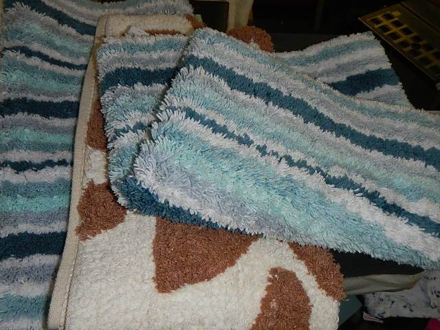 A quantity of new bath mats and towels. - Image 3 of 3