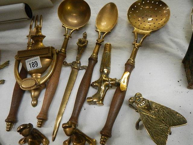 A mixed lot of brass door knockers and other brass ware. - Image 2 of 5