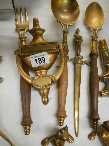 A mixed lot of brass door knockers and other brass ware. - Image 3 of 5