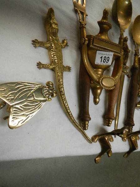 A mixed lot of brass door knockers and other brass ware. - Image 4 of 5