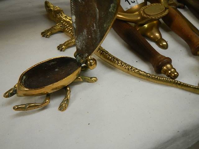 A mixed lot of brass door knockers and other brass ware. - Image 5 of 5