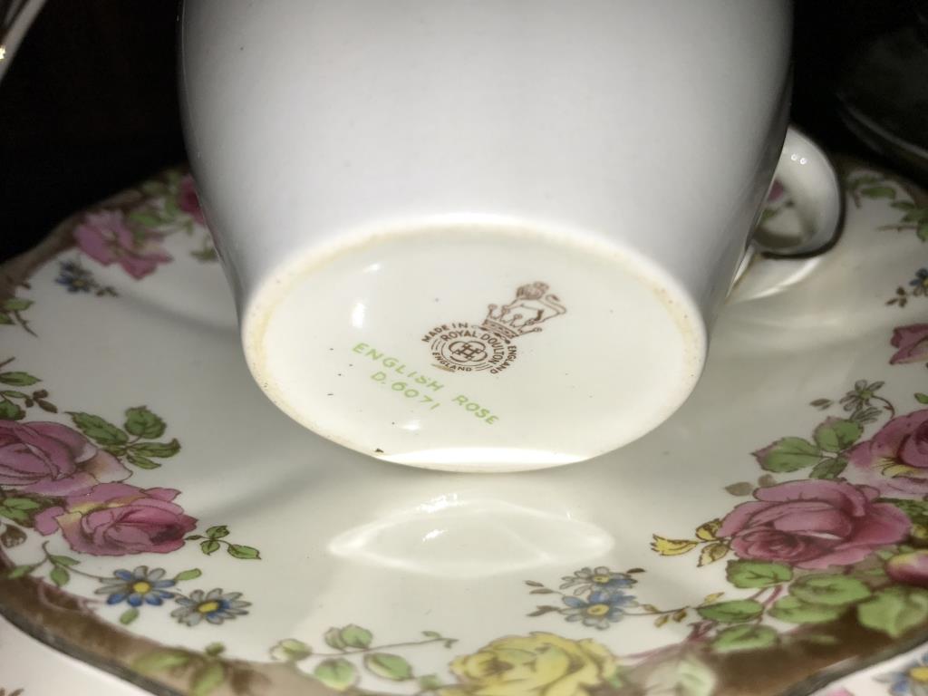 A Royal Doulton English Rose 21 piece tea set - Image 5 of 5