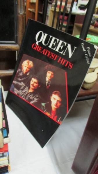 A quantity of music related books including violin, piano, Beatles, Queen etc. - Image 3 of 5