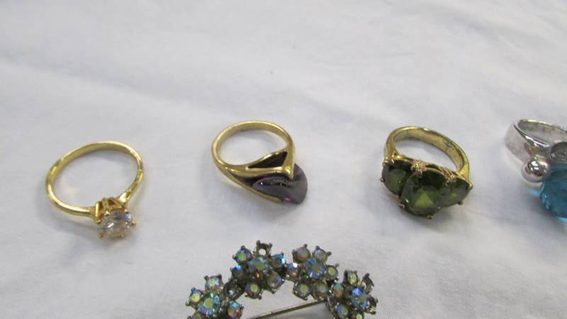 Six assorted dress rings and three brooches. - Image 2 of 4