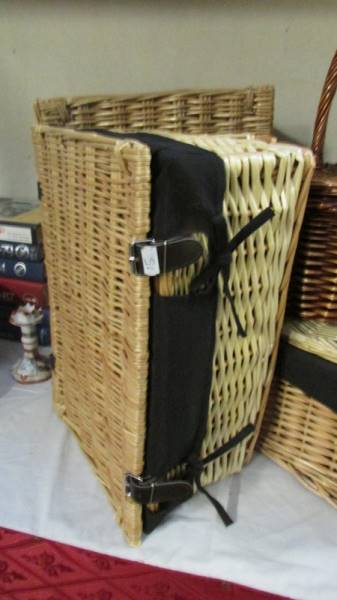 3 wicker/rattan hampers and a lidded basket - Image 2 of 3